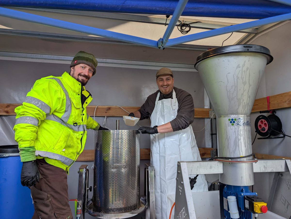 Frisch gepresst: Apfelsaft an der mobilen Presse.