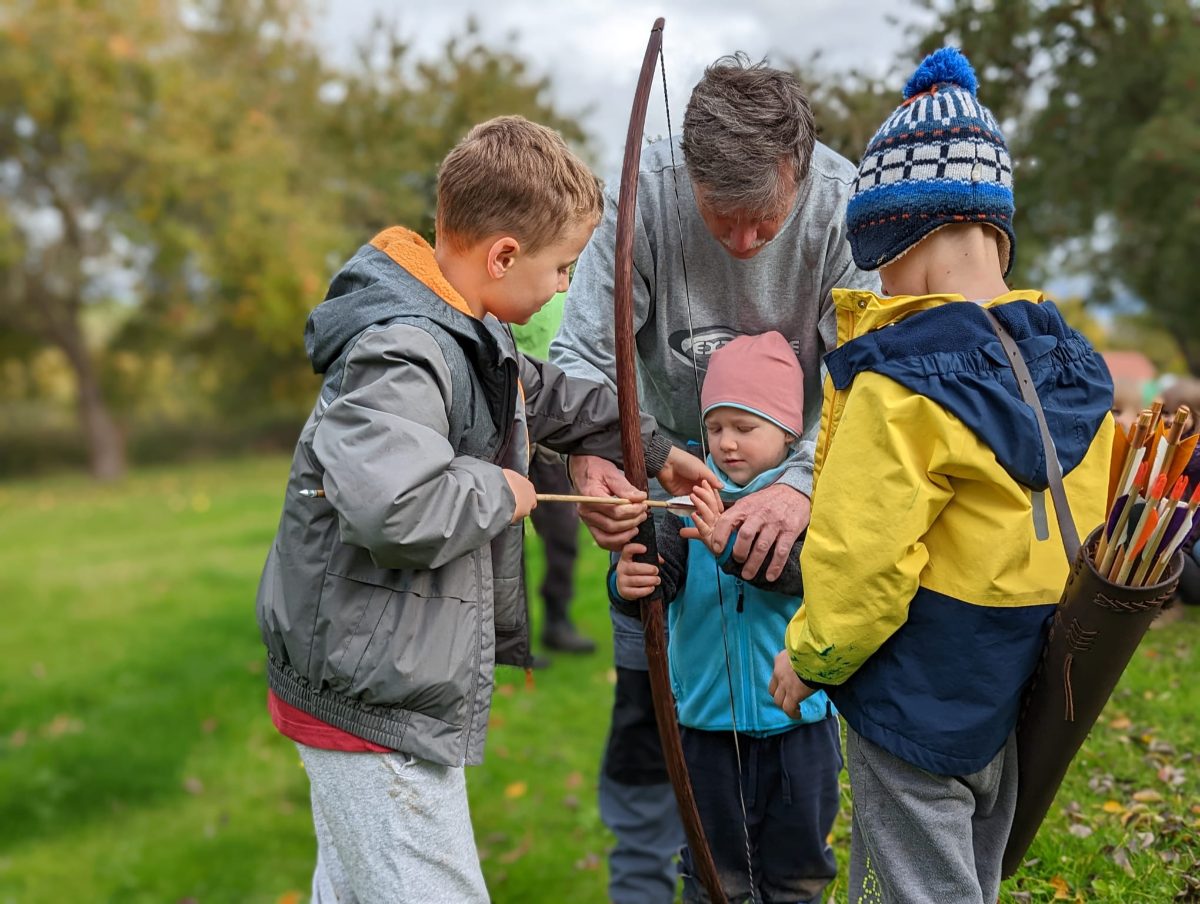 Bogenschießen unter Anleitung für die Kinder.
